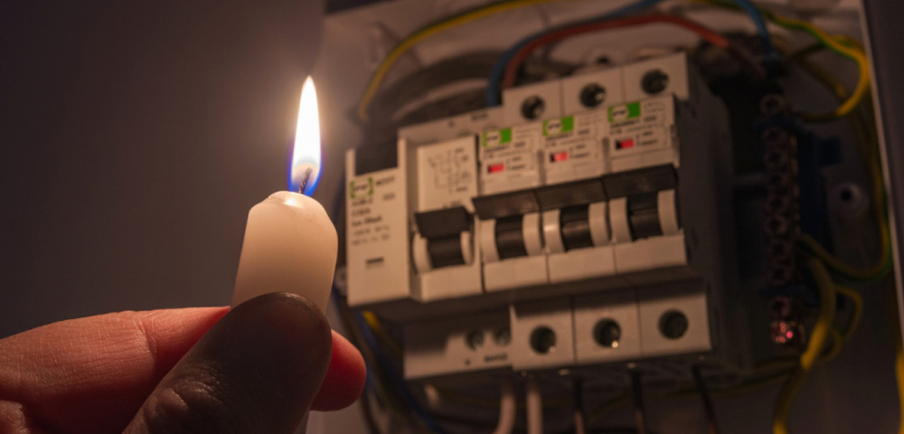 Cuadro de luces alumbrado por una vela