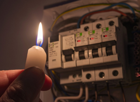 Cuadro de luces alumbrado por una vela