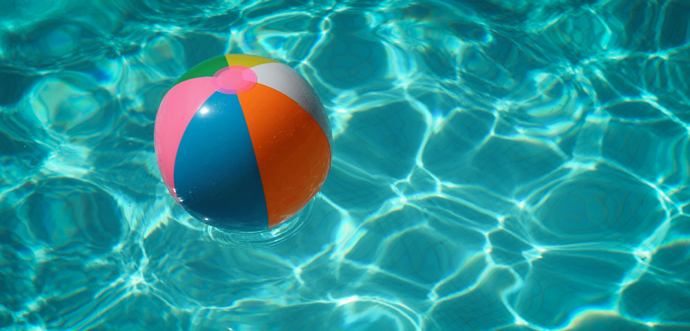 Pelota hinchable en el agua, imagen decorativa, foto de Rapha&euml;l Biscaldi en Unsplash