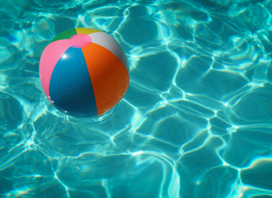 Pelota hinchable en el agua, imagen decorativa, foto de Raphaël Biscaldi en Unsplash